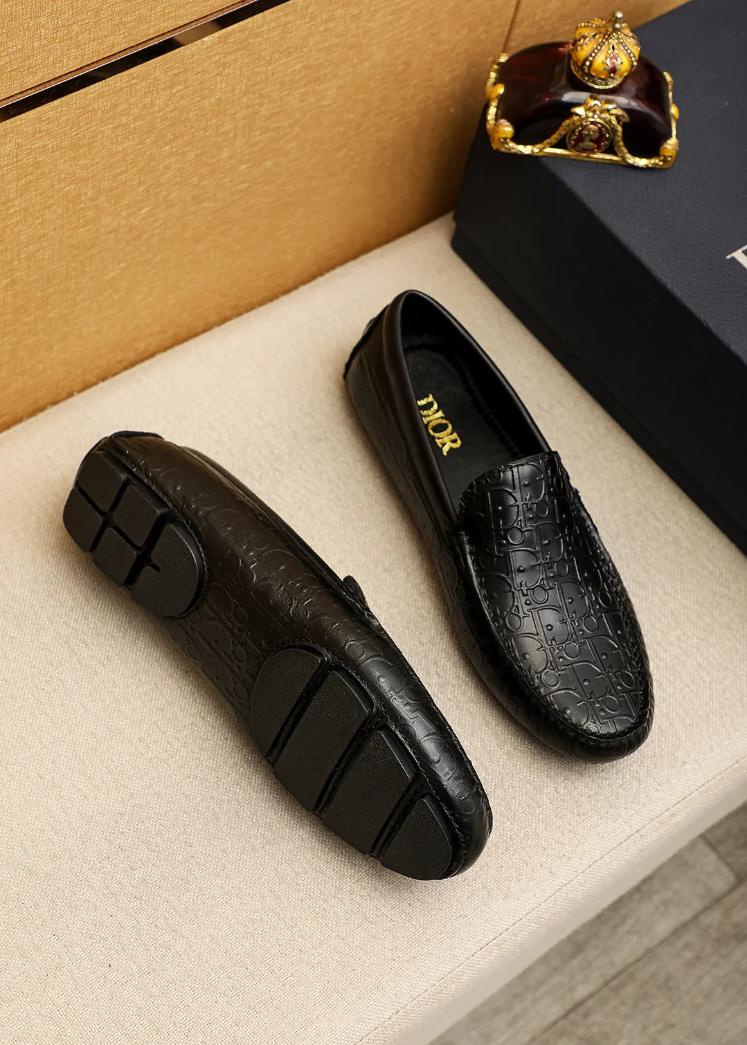 Men's shoes 💰420 💐 Product trademark: Dior "Dior" Doudou shoes Regular size: 38-44 (45🉑️customized) Product materials: Selected Italian imported first-layer calfskin embossed upper, imported water-dyed sheep 🐑 leather lining. Strong three-dimensional visual effect, original outsole color: 1⃣️color🉑️select